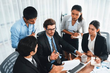 Modern ofis ortamında çalışan çeşitli etnik gruplardan çeşitli iş adamları. Üretken ve çok ırklı ofis çalışanları stratejik ticari pazarlama konusunda tartışmaya giriştiler. Çok titiz.