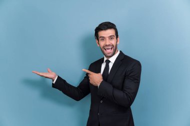 Resmi takım elbiseli kendine güvenen işadamı terfiyi ya da boş alanda reklamı işaret etmek için el ele tutuşuyor ve dışlanmış arka planda heyecanlı bir yüz ifadesi takınıyor. Coşkulu