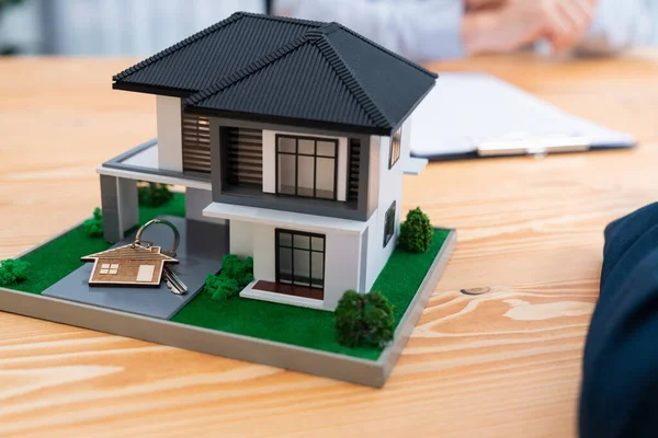 Das Modell Des Hauses Wird Auf Einem Hölzernen Besprechungstisch Mit — Stockfoto