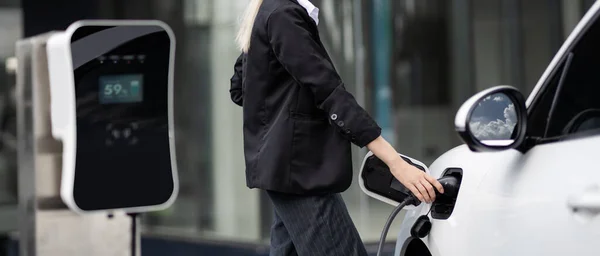 Closeup Progressive Suit Clad Businesswoman Her Electric Vehicle Recharge Her — Zdjęcie stockowe