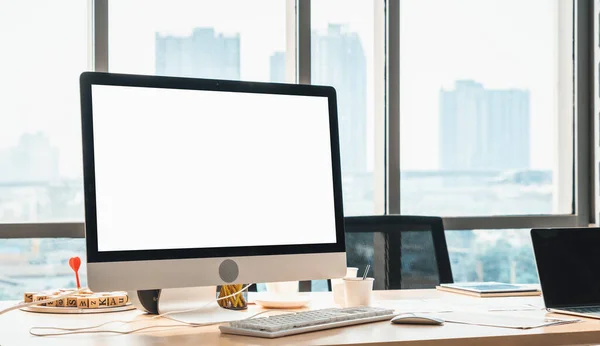 在现代小办公室或家庭办公室中设计模拟模板的空计算机监控屏幕 有创意职业的时髦工作场所 Jivy — 图库照片