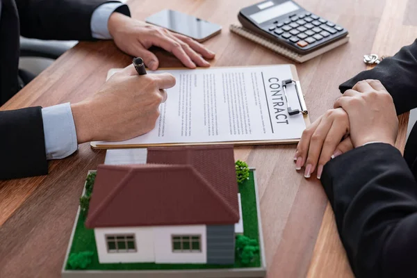 Αγοραστής Υπογράψει Σύμβαση Δανείου Σπίτι Ικανοποίηση Μετά Συμφωνία Για Διάρκεια — Φωτογραφία Αρχείου