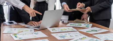 Çevre dostu ve temiz enerji ürünlerinin pazarlanmasını tartışmak ve strateji planlamak için dizüstü bilgisayar kullanan bir grup iş adamı ile Eko şirketleri toplantısı. Yeşil işletme konsepti. Önde.