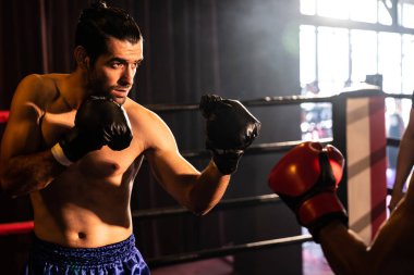 İki atletik ve kaslı vücut boksörü vahşi bir boks maçında karşı karşıya. Boks dövüşçüsü boks ringinde dövüşüyor. Impetus