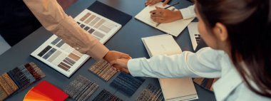 İç mimar, modern ev iç tasarımı için başarılı bir taslak çizimi yaptıktan ve ruh hali malzemesi veya renk seçimi yaptıktan sonra müşteri veya meslektaşlarıyla tokalaşır. İçgörü