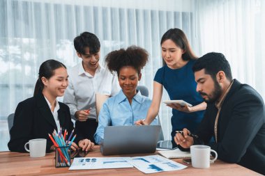 Çok ırklı analist ekibi toplantı masasındaki mali raporu analiz etmek için BI gösterge tablosunu kullanıyor. Çeşitli iş adamlarından oluşan bir grup, FIntech 'in veri analizini başarılı iş pazarlaması için kullanır. Uyum