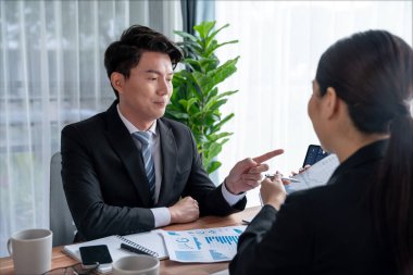 Ofisteki analist ekibi veri analizi ve pazarlama stratejisini güçlü takım çalışmasıyla yapılan toplantıda iş performansını artırmak için BI gösterge paneli ve istatistikleri kullanarak tartışıyor. Sevinçli.