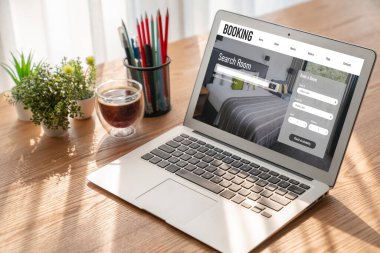 Çevrimiçi otel konaklama rezervasyon sitesi mod rezervasyon sistemi sağlar. Seyahat teknolojisi kavramı .