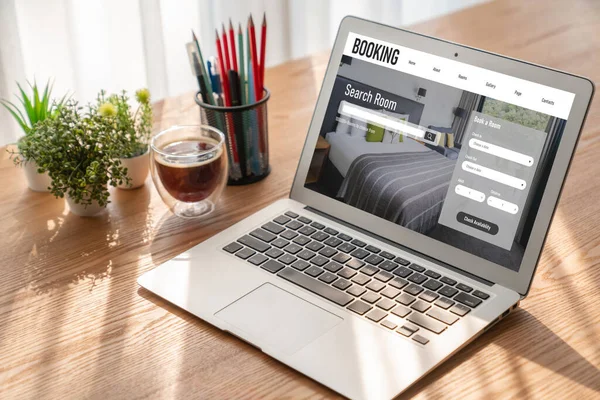 Çevrimiçi otel konaklama rezervasyon sitesi mod rezervasyon sistemi sağlar. Seyahat teknolojisi kavramı .
