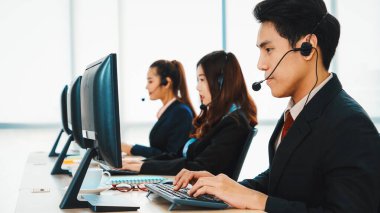 Ofiste çalışan kulaklık takan işadamları uzak müşteri ya da meslektaşlarını desteklemek için çalışıyorlar. Çağrı merkezi, tele pazarlama, müşteri destek acentesi telefon görüşmesinde hizmet sağlıyor. Jivy