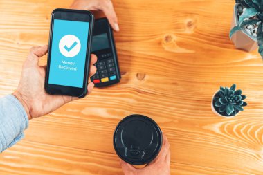 Mobil bankacılık uygulamasında QR kod teknolojisi kullanarak hızlı ve güvenli işlemler yaparak, akıllı telefon uygulaması ile modern alışveriş tarzı için barkod taraması yoluyla kusursuz nakit ödemeleri olanaklı kılıyor. Varlık