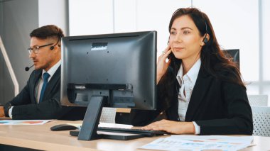 Ofiste çalışan kulaklık takan işadamları uzak müşteri ya da meslektaşlarını desteklemek için çalışıyorlar. Çağrı merkezi, tele pazarlama, müşteri destek acentesi telefon görüşmesinde hizmet sağlıyor. Jivy