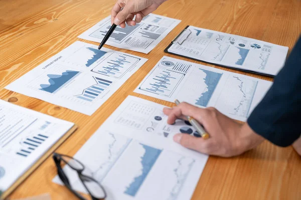 사무실의 분석가 워크스페이스의 마케팅 전략을 데이터 그래프와 차트를 관리를 최적화하기 — 스톡 사진