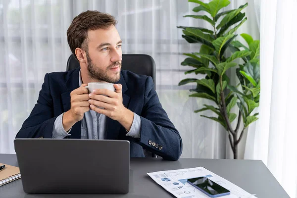 Zakenman Werkt Aan Zijn Laptop Drinkt Koffie Aan Zijn Bureau — Stockfoto