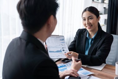 Ofisteki analist ekibi veri analizi ve pazarlama stratejisini güçlü takım çalışmasıyla yapılan toplantıda iş performansını artırmak için BI gösterge paneli ve istatistikleri kullanarak tartışıyor. Sevinçli.