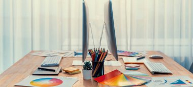 Grafik tasarımcı çalışma alanı renk paleti ve dijital sanat için dizüstü bilgisayar ekranı, dijital çizim için de tablet kalem. Serbest çalışma alanı için yaratıcı stüdyo. Panorama çekimi. İnceleyin