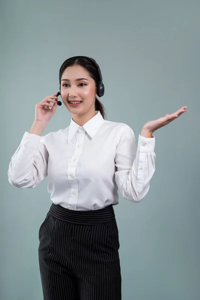 亚洲女性呼叫中心操作员面带微笑地刊登招聘广告 穿着正装 头戴耳机 在可定制的隔离背景下举手表决产品 很有激情 — 图库照片