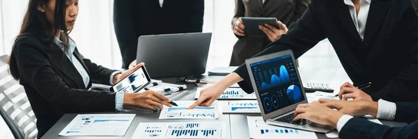 Panorama Shot Analytik Tým Pomocí Fintech Analyzovat Finanční Zprávu Notebookem — Stock fotografie