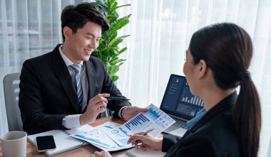 Ofisteki analist ekibi veri analizi ve pazarlama stratejisini güçlü takım çalışmasıyla yapılan toplantıda iş performansını artırmak için BI gösterge paneli ve istatistikleri kullanarak tartışıyor. Sevinçli.