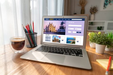 Model arama ve seyahat planlama için internet sitesi uçuş, otel ve tur rezervasyonları için anlaşma ve paket sunuyor