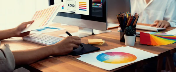 Trabajo Diseñador Gráfico Ordenador Portátil Con Lápiz Dibujo Gráfico Mientras — Foto de Stock