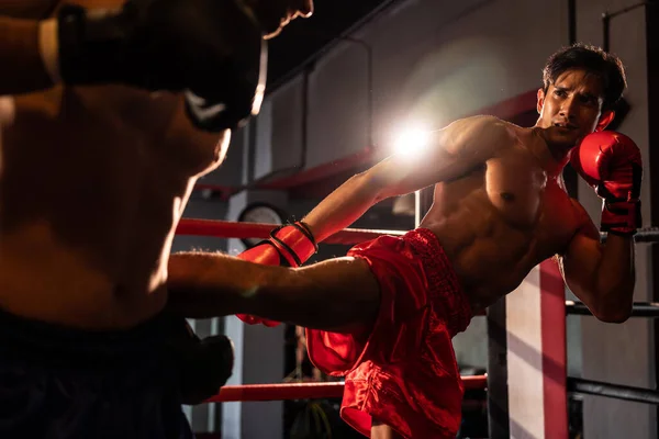 Aziatische Kaukasische Muay Thaise Bokser Ontketenen Kick Aanval Felle Bokswedstrijd — Stockfoto