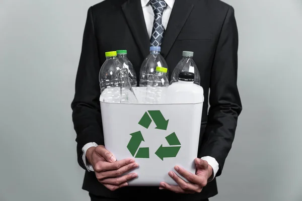Geschäftsmann Halten Mit Plastikflasche Gefüllten Papierkorb Auf Isoliertem Hintergrund Unternehmensverantwortung — Stockfoto