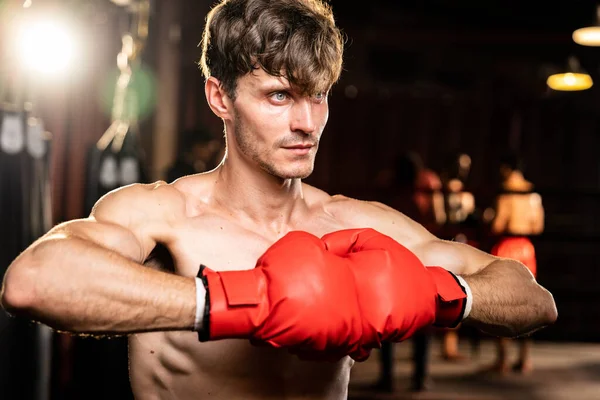 Boxkämpfer Posiert Kaukasischer Boxer Legt Hand Oder Faust Handschuhen Vor — Stockfoto