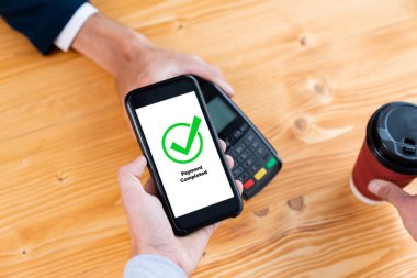 Mobil bankacılık uygulamasında QR kod teknolojisi kullanarak hızlı ve güvenli işlemler yaparak, akıllı telefon uygulaması ile modern alışveriş tarzı için barkod taraması yoluyla kusursuz nakit ödemeleri olanaklı kılıyor. Varlık