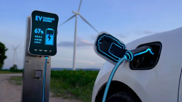Elektrikli Araba Rüzgar Türbini Çiftliğinde Çalışan Akıllı Şarj Cihazıyla Şarj — Stok fotoğraf