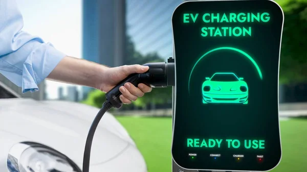 Üzletember Húzza Töltő Feltölteni Elektromos Autók Akkumulátor Töltőállomás Zöld Eco — Stock Fotó