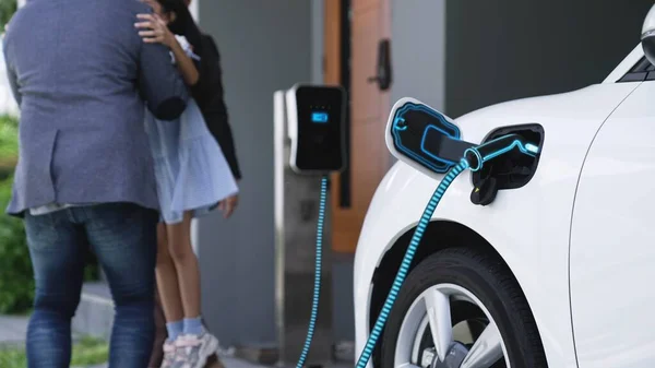 Genç Kızın Şarj Ettiği Modern Aile Elektrikli Araba Şarj Aleti — Stok fotoğraf