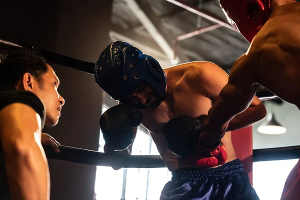 Boxer Bojovník Soupeř Zápasí Bolestí Nevýhodou Boxerské Utkání Ringu Zatímco — Stock fotografie