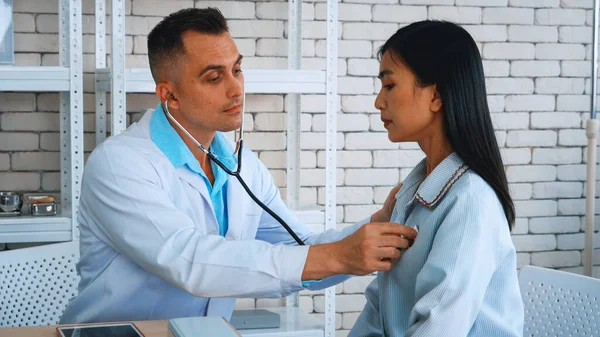 Läkare Professionell Uniform Som Undersöker Patienten Sjukhus Eller Läkarmottagning Koncept — Stockfoto