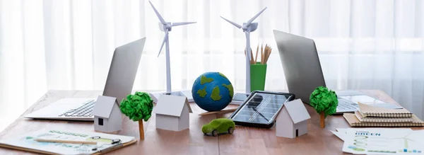 环境友好型公司办公桌 具有各种生态造型的环保理念 绿色企业对全球变暖的净影响为零 开拓性的 — 图库照片
