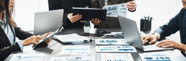 FBI Fintech 'te çalışan analist ekibi ofis işyerindeki mali konsolu inceliyor. İş adamları iş görüşü için raporları gözden geçiriyorlar. Panorama çekimi. Dahi.