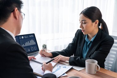 Ofisteki analist ekibi veri analizi ve pazarlama stratejisini güçlü takım çalışmasıyla yapılan toplantıda iş performansını artırmak için BI gösterge paneli ve istatistikleri kullanarak tartışıyor. Sevinçli.