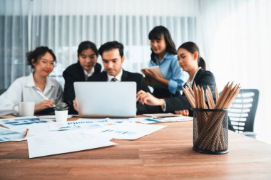 İş zekası grafiği, grafik ve istatistik raporlarını arka planda çalışan bulanık iş adamlarıyla ofis masasına odakla. Habiliment