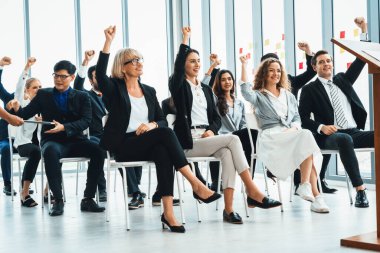 Bir grup iş adamı seminer konferansında toplanıyor. Seyirciler, çalışanların eğitim seanslarındaki eğitmenleri dinliyor. Uzman konuşmacı ile ofis çalışanları toplantısı. Jivy