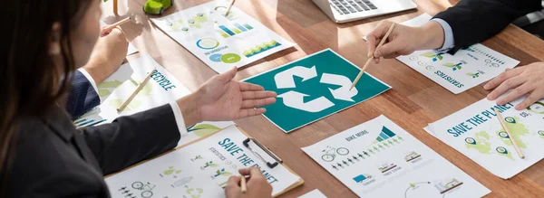 事業者グループオフィス会議室における再利用政策のシンボルの削減を計画し リサイクルについて議論する 環境に優しい廃棄物管理規制の概念を持つグリーンビジネス会社 — ストック写真
