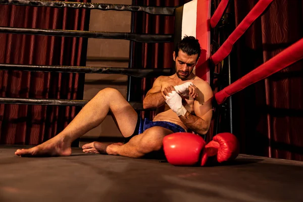 Boxeador Caucásico Con Dolor Lesión Después Intenso Entrenamiento Boxeo Combate —  Fotos de Stock