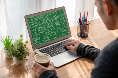 Bilgisayar ekranında bilim ve eğitim kavramını gösteren matematiksel denklemler ve modem formülü