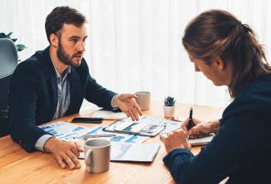 Ofisteki analist ekibi, iş performansını artırmak için tablet ekranında grafik ve grafik olan BI panelini kullanarak çalışma alanındaki pazarlama stratejisi için finansal veri analizi yapmakla meşgul. Varlık