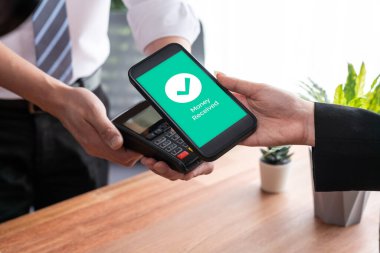 Akıllı telefon uygulamasında barkod taraması yapan kusursuz nakit ödemeler. QR kod teknolojisi, mobil bankacılık uygulaması ile modern alışveriş tarzı için hızlı ve güvenli işlemler. Sevinçli.