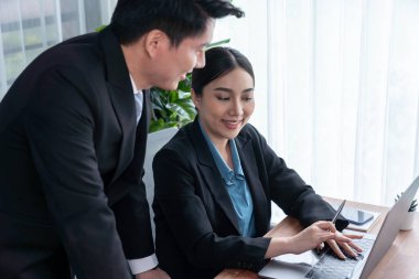 Ofisteki analist ekibi veri analizi ve pazarlama stratejisini güçlü takım çalışmasıyla yapılan toplantıda iş performansını artırmak için BI gösterge paneli ve istatistikleri kullanarak tartışıyor. Sevinçli.