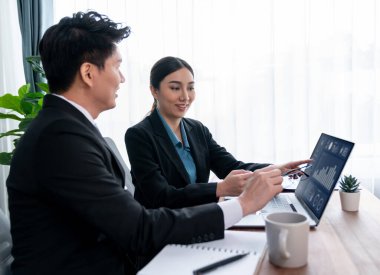 Ofisteki analist ekibi veri analizi ve pazarlama stratejisini güçlü takım çalışmasıyla yapılan toplantıda iş performansını artırmak için BI gösterge paneli ve istatistikleri kullanarak tartışıyor. Sevinçli.