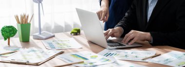 Çevre dostu ve temiz enerji ürünlerinin pazarlanmasını tartışmak ve strateji planlamak için dizüstü bilgisayar kullanan bir grup iş adamı ile Eko şirketleri toplantısı. Yeşil işletme konsepti. Önde.