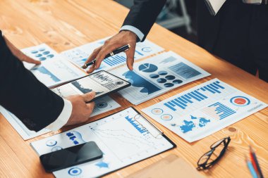 Kapanış meşgul analist ekibi dijital torpido gözünde finansal verileri tartışıyor, grafik ve grafiği analiz ediyor ve bilgisayar ekranında veri bilimi yazılım görüntüsü kullanıyor. İş zekası ve Fintech. Coşkulu