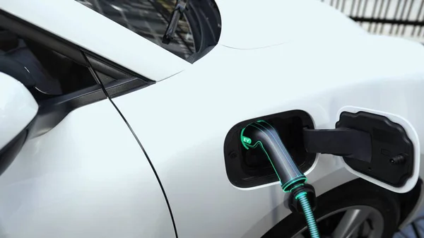 Otoparkta Şarj Edilen Şarjlı Elektrikli Araba Alternatif Temiz Sürdürülebilir Enerji — Stok fotoğraf