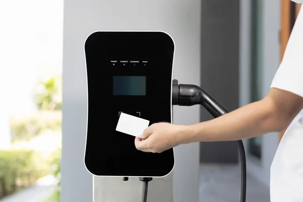 Hand Holding Credit Card Pay Public Charging Station Recharge Her — ストック写真